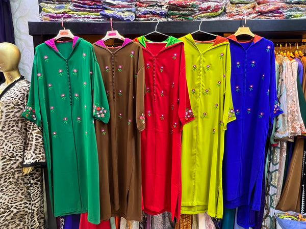 "جلابيات مطرزة بنقشة زهرية – لمسة أنثوية لأناقتك اليومية"