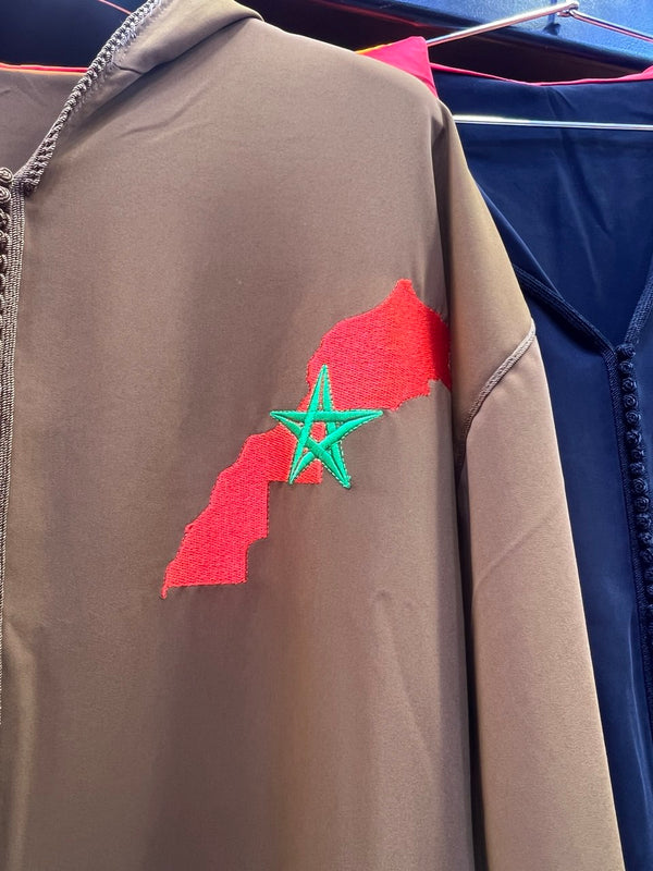 "جلابيات مغربية بتصميم وطني – فخر الانتماء بأناقة أصيلة"