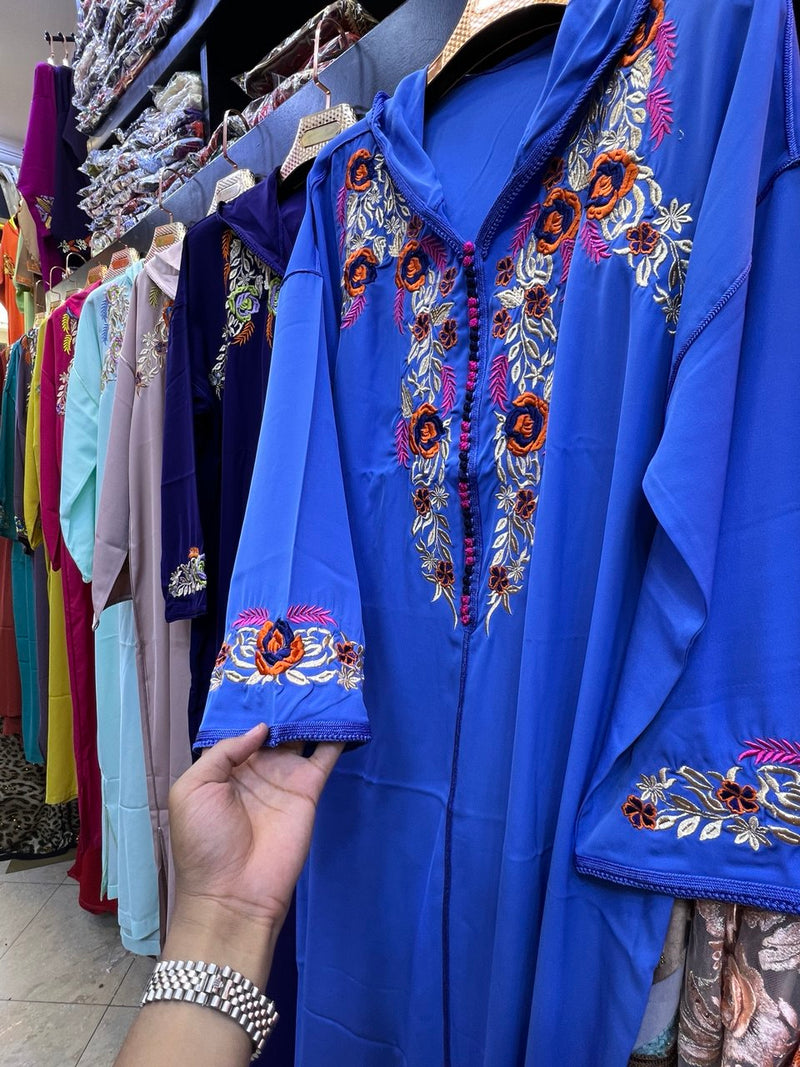 "تشكيلة الجلابيات المطرزة – ألوان زاهية وأناقة مغربية راقية"