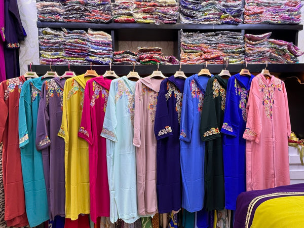 "تشكيلة الجلابيات المطرزة – ألوان زاهية وأناقة مغربية راقية"