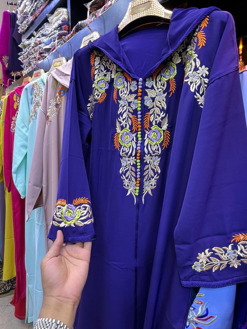 "تشكيلة الجلابيات المطرزة – ألوان زاهية وأناقة مغربية راقية"